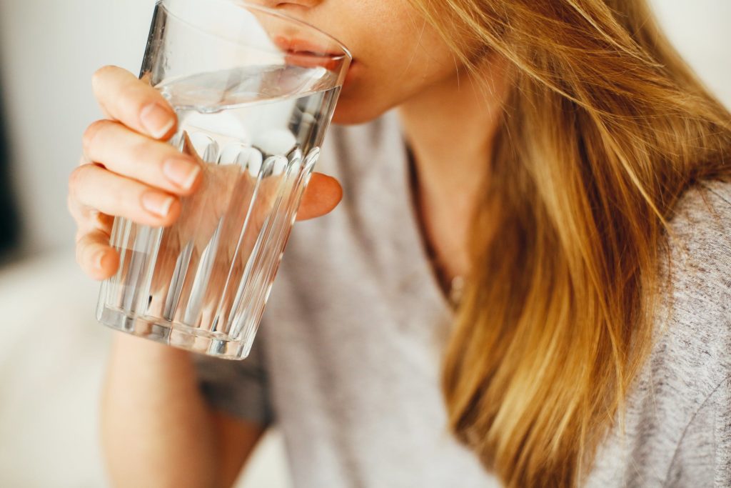 vrouw-glas-water-drinken