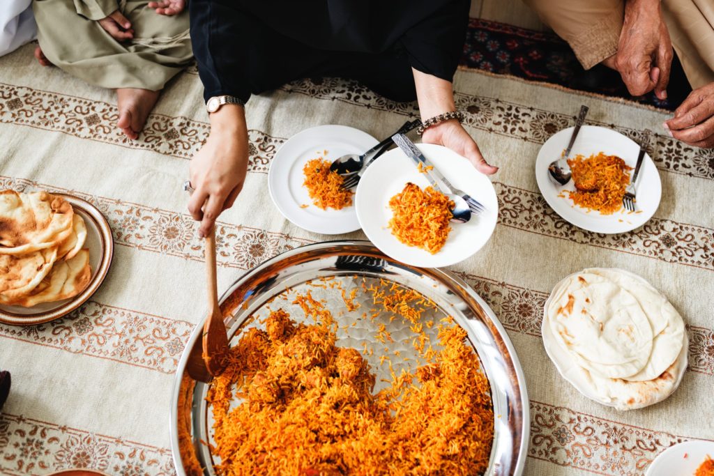 vrouw-eten-opscheppen-ramadan