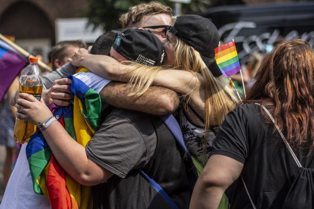 man-vrouw-knuffelen-lbgt-uit-de-kast-komen