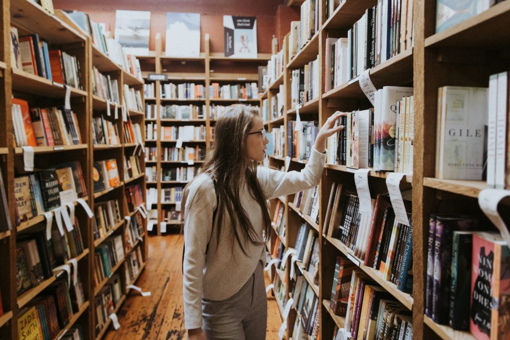 vrouw-bibliotheek-boek-hooggevoeligheid