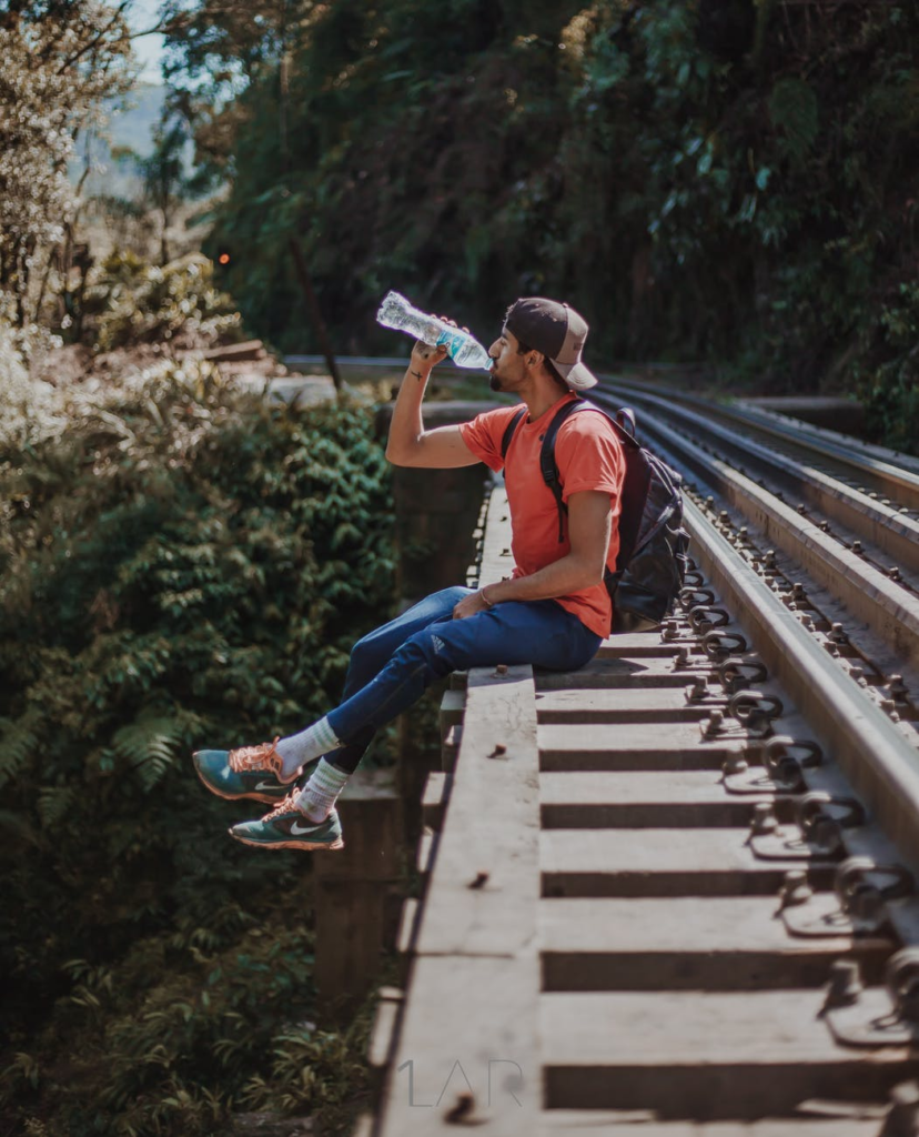 jongen-rails-drinken-plastic