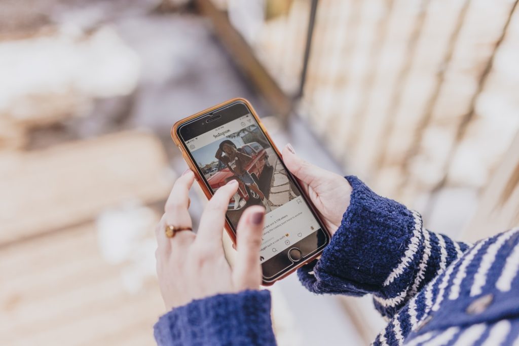 vrouw-instagram-telefoon-zelfliefde