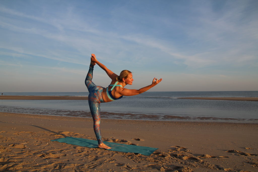 NiceDay blog: n deze blog vind je meer verrassende feiten over de Nederlandse stranden, een aantal van mijn strandyoga sessies en een overzicht van de beste locaties voor strandyoga in Nederland.