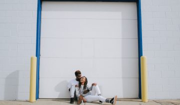 verliefd-koppel-druk-maken-anderen