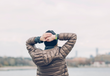 vrouw-handen-op-achterhoofd-stress-symptomen