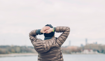vrouw-handen-op-achterhoofd-stress-symptomen