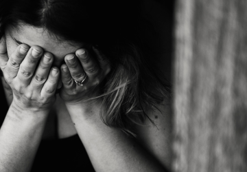 vrouw-hand-voor-gezicht-rouwen