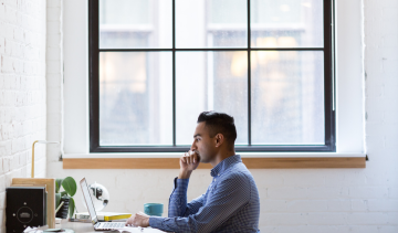 man-laptop-slechte-dag-op-werk