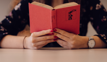 vrouw-boek-accepteren-loslaten