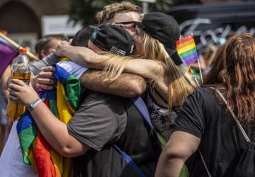 man-vrouw-knuffelen-lbgt-uit-de-kast-komen