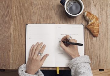 notitieboek-schrijven-croissant-dankbaarheid
