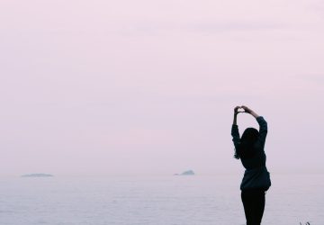 vrouw-water-uitzicht-emotionele-pijn