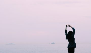 vrouw-water-uitzicht-emotionele-pijn