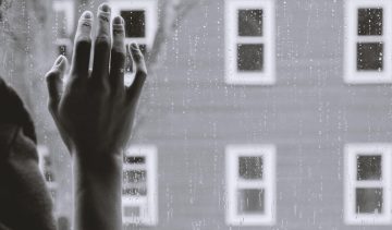 hand-raam-regen-verlies-dierbaar-persoon