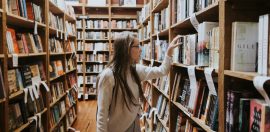 vrouw-bibliotheek-boek-hooggevoeligheid