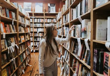 vrouw-bibliotheek-boek-hooggevoeligheid