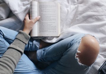 vrouw-boek-lezen-jezelf-openstellen