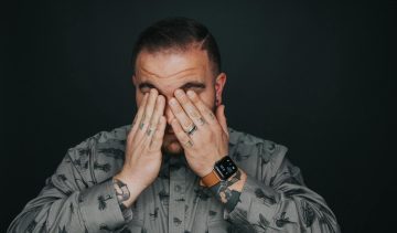 man-met-handen-voor-ogen-piekeren