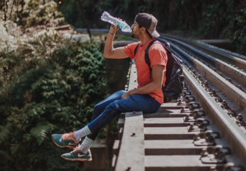 jongen-rails-drinken-plastic