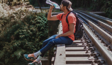 jongen-rails-drinken-plastic