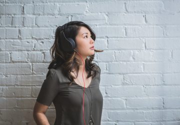 vrouw-headphones-podcast