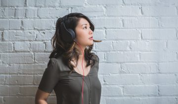 vrouw-headphones-podcast