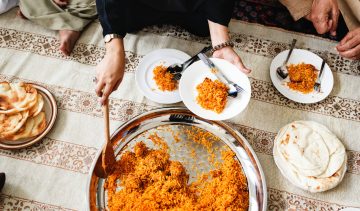 vrouw-eten-opscheppen-ramadan