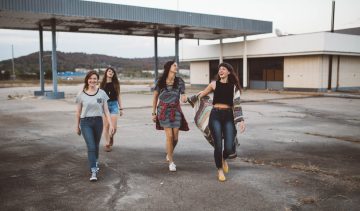 vrouwen-lopen-lachen-vriendschap-verbreken