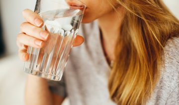 vrouw-glas-water-drinken