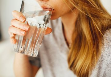 vrouw-glas-water-drinken